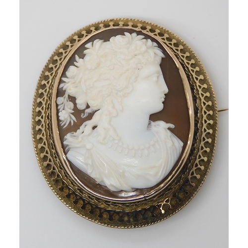 854 - A CLASSICAL THEMED CAMEO BROOCHfinely carved with a maiden with flowers in her hair. In a decorative... 