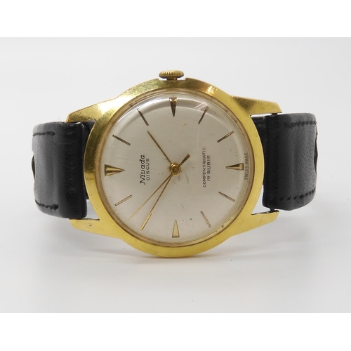 915 - AN 18CT GOLD NIVADA DISCUS COMPENSAMATIC with cream dial, gold coloured chevron and baton numerals. ... 