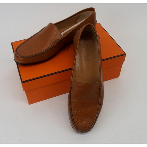 667 - A PAIR OF HERMES LADIES TAN LEATHER LOAFERSsize 38.1/2, unused, in original box... 