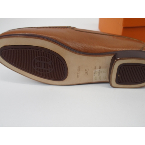 667 - A PAIR OF HERMES LADIES TAN LEATHER LOAFERSsize 38.1/2, unused, in original box... 