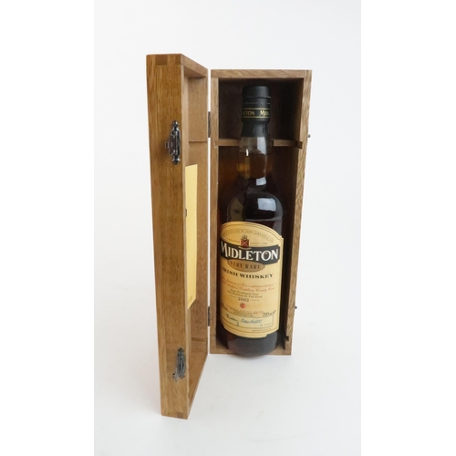 711 - MIDLETON VERY RARE IRISH WHISKEY2002, 40% Vol, 700ml, number 016881 with wood box, certificate and r... 