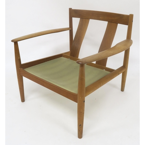 118 - A MID 20TH CENTURY TEAK GRETE JALK FOR FRANCE & SON EASY CHAIRwith two slat back seat on turned ... 