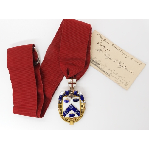 875 - A 9CT GOLD LONDON HORNERS GUILD BADGEenamelled in blue and white livery, hallmarked Birmingham 1923-... 