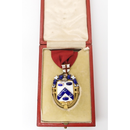 875 - A 9CT GOLD LONDON HORNERS GUILD BADGEenamelled in blue and white livery, hallmarked Birmingham 1923-... 