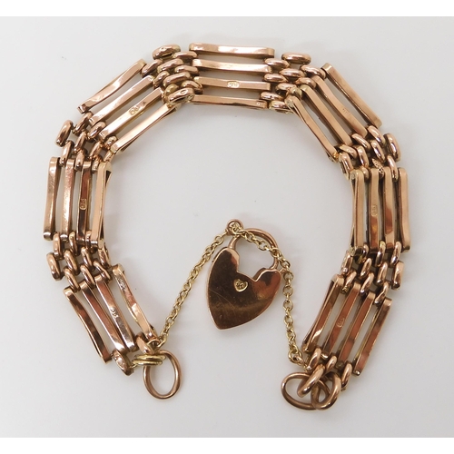 861 - A 9CT GOLD GATE BRACELETstamped 9c to the 'gates' and the heart shaped clasp. Length 20cm, weight 17... 