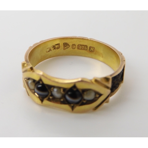 874 - AN UNUSUAL MOURNING RINGset with banded sardonyx and pearls with plaited hair panels. hallmarked 9ct... 