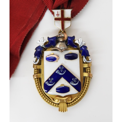 875 - A 9CT GOLD LONDON HORNERS GUILD BADGEenamelled in blue and white livery, hallmarked Birmingham 1923-... 