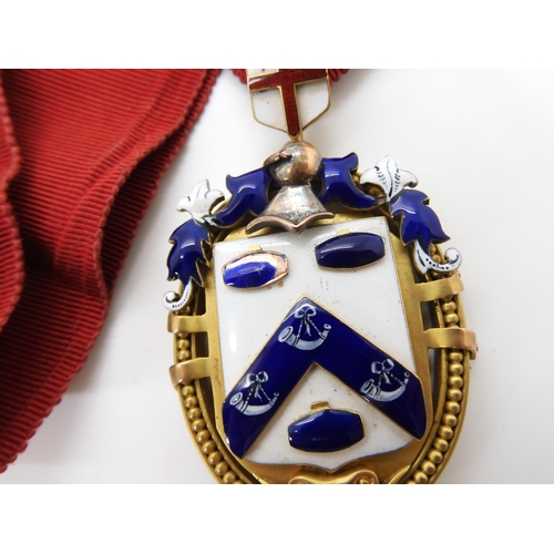 875 - A 9CT GOLD LONDON HORNERS GUILD BADGEenamelled in blue and white livery, hallmarked Birmingham 1923-... 