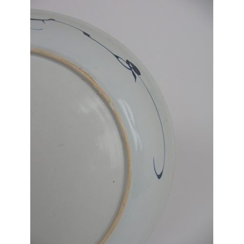 196 - A CHINESE BLUE AND WHITE CIRCULAR DISH