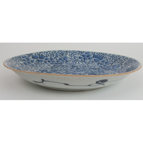 196 - A CHINESE BLUE AND WHITE CIRCULAR DISH