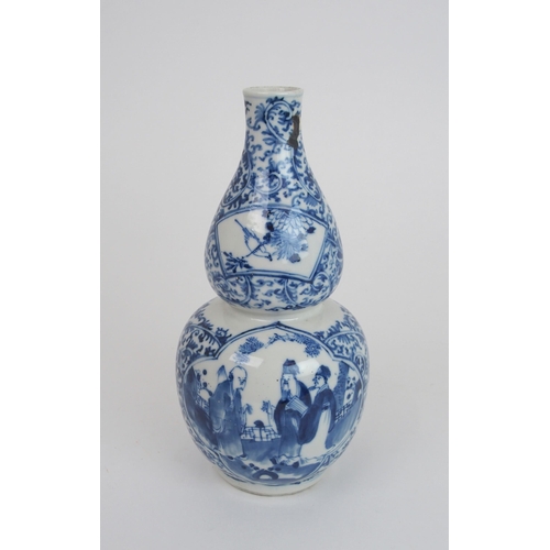 201 - A CHINESE BLUE AND WHITE DOUBLE GOURD VASE