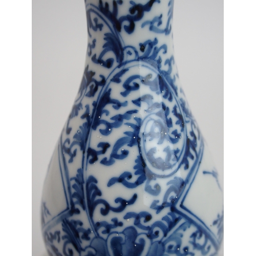 201 - A CHINESE BLUE AND WHITE DOUBLE GOURD VASE