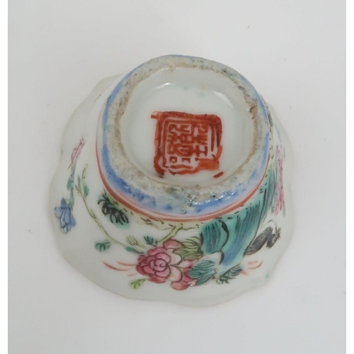 259 - A CANTON FOLIATE SHAPED CUP