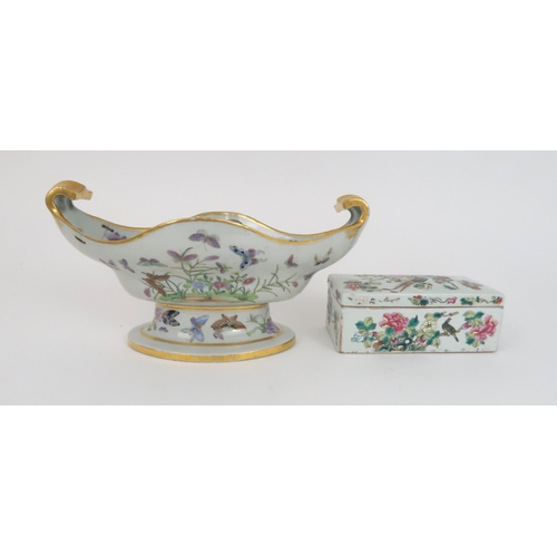 276 - A CHINESE EXPORT SAUCE TUREEN AND A STAND