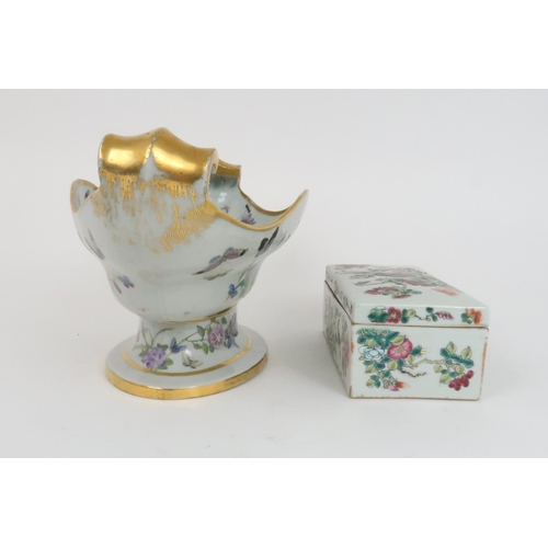 276 - A CHINESE EXPORT SAUCE TUREEN AND A STAND