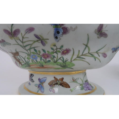 276 - A CHINESE EXPORT SAUCE TUREEN AND A STAND