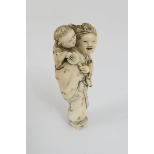 279 - A JAPANESE IVORY NETSUKE