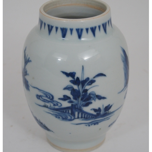 285 - A CHINESE BLUE AND WHITE VASE