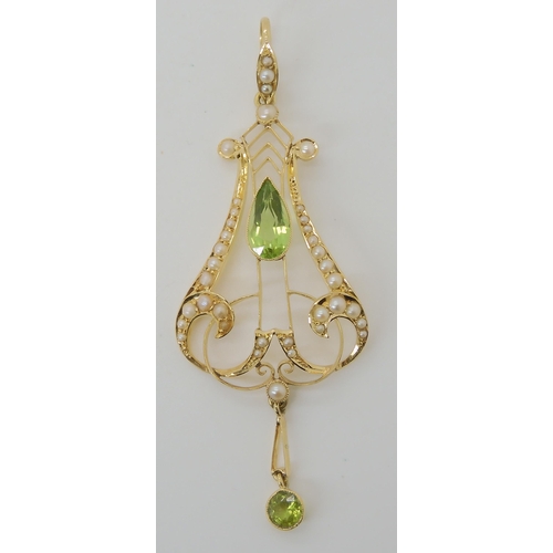 714 - A 15CT GOLD EDWARDIAN PERIDOT AND PEARL PENDANT