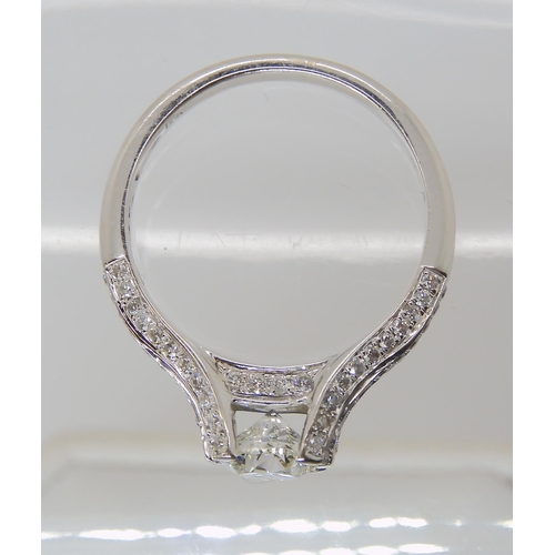 812 - AN 18K WHITE GOLD DIAMOND ENGAGEMET ENGAGEMENT RING