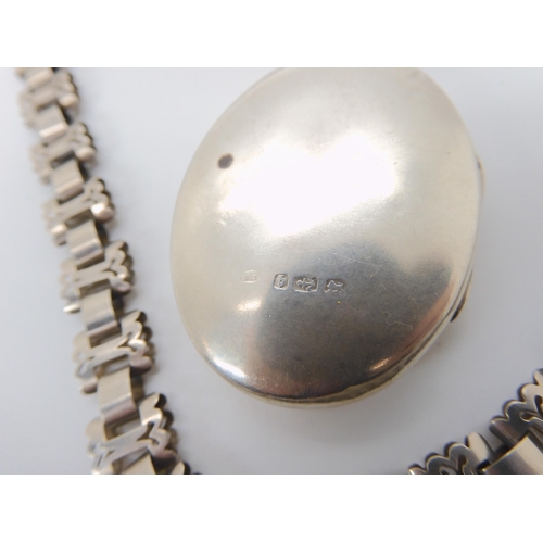 816 - A VICTORIAN SILVER LOCKET AND CHAIN