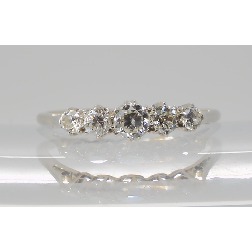 824 - A WHITE METAL FIVE STONE DIAMOND RING