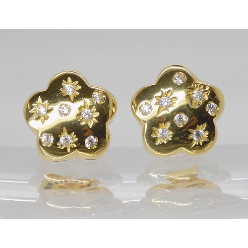 825 - A PAIR OF ITALIAN MADE 18CT GOLD FLOWER EARRINGS