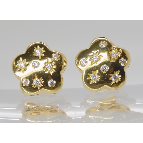 825 - A PAIR OF ITALIAN MADE 18CT GOLD FLOWER EARRINGS