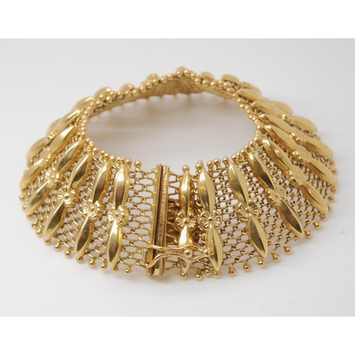 830 - AN ITALIAN 18CT GOLD FANCY LINK BRACELET