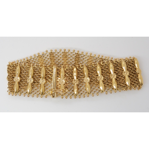 830 - AN ITALIAN 18CT GOLD FANCY LINK BRACELET