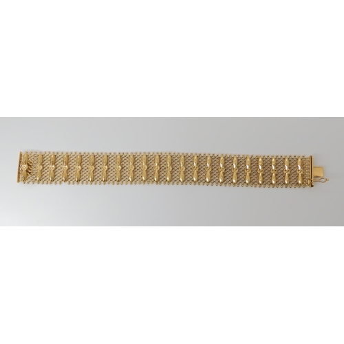 830 - AN ITALIAN 18CT GOLD FANCY LINK BRACELET