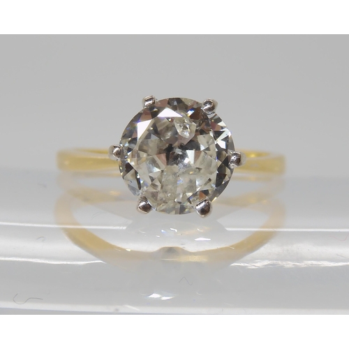 831 - AN 18CT GOLD DIAMOND SOLITAIRE RING