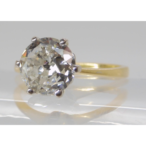 831 - AN 18CT GOLD DIAMOND SOLITAIRE RING