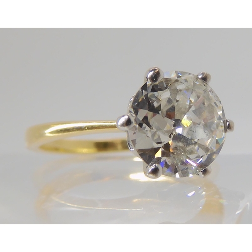 831 - AN 18CT GOLD DIAMOND SOLITAIRE RING