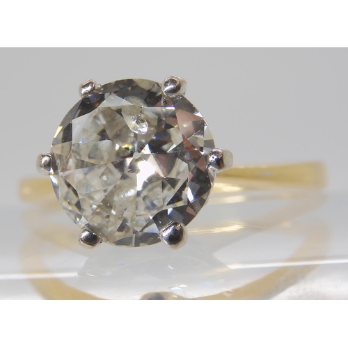 831 - AN 18CT GOLD DIAMOND SOLITAIRE RING