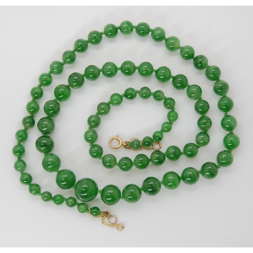 836 - A STRING OF CHINESE GREEN HARDSTONE BEADS