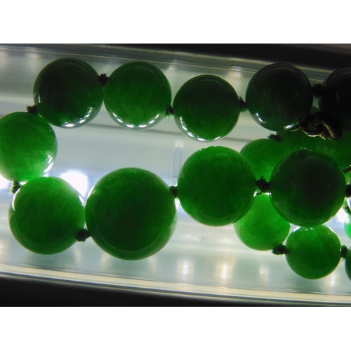 836 - A STRING OF CHINESE GREEN HARDSTONE BEADS