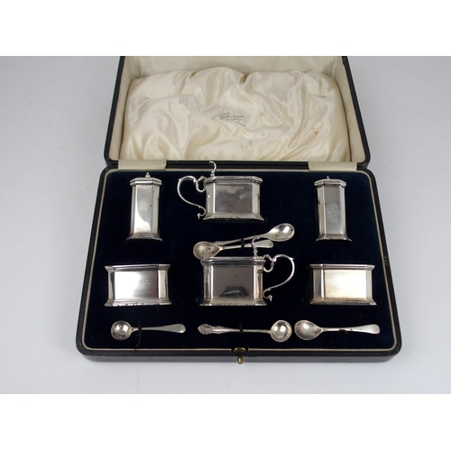 912 - A CASED ART DECO SILVER SIX PIECE CONDIMENT SET