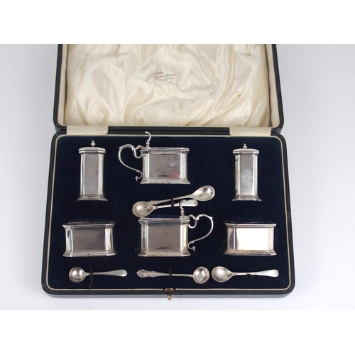 912 - A CASED ART DECO SILVER SIX PIECE CONDIMENT SET