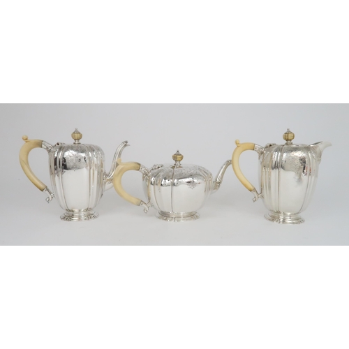 916 - A FIVE PIECE SILVER TEA & COFFEE SERVICE