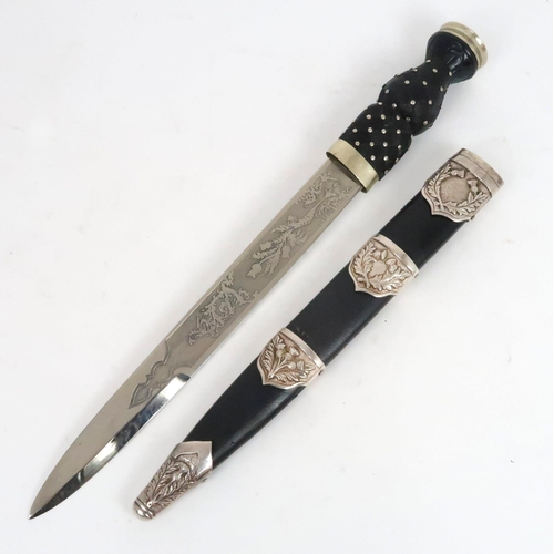 957 - A SCOTTISH REGIMENTAL PIPER'S DIRK