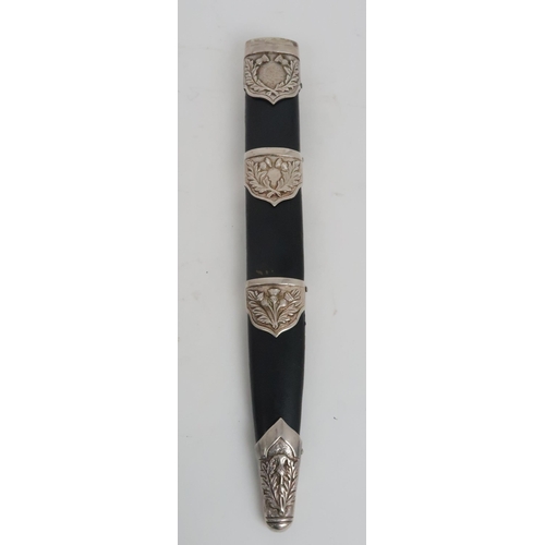 957 - A SCOTTISH REGIMENTAL PIPER'S DIRK