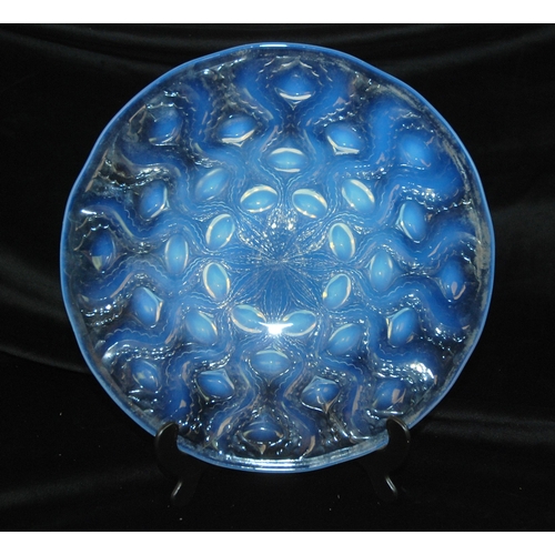 330 - LALIQUE BULBES PATTERN PLATE