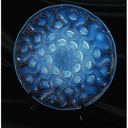 330 - LALIQUE BULBES PATTERN PLATE