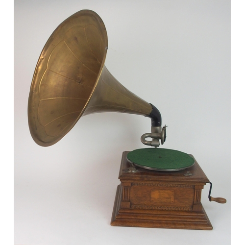 364 - A 20TH CENTURY OAK CASED GRAMOPHONE