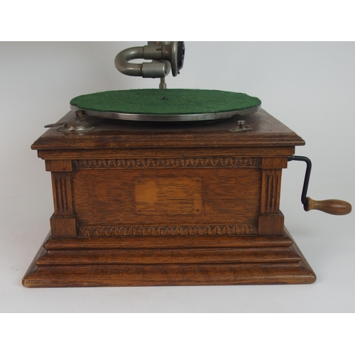 364 - A 20TH CENTURY OAK CASED GRAMOPHONE