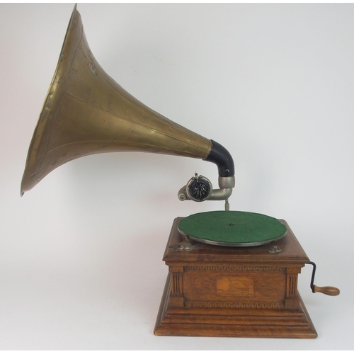 364 - A 20TH CENTURY OAK CASED GRAMOPHONE