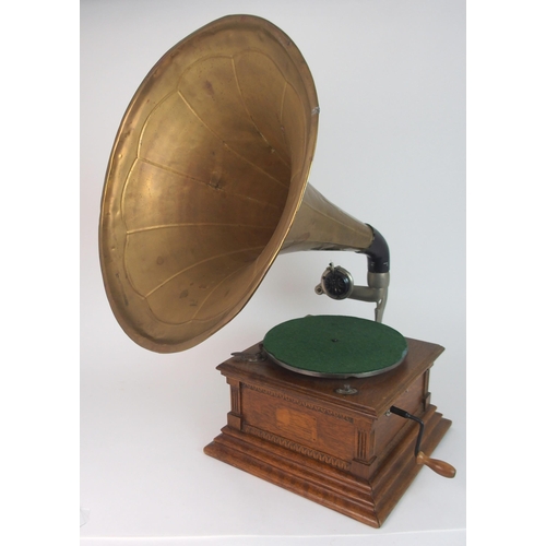 364 - A 20TH CENTURY OAK CASED GRAMOPHONE