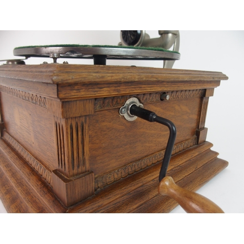 364 - A 20TH CENTURY OAK CASED GRAMOPHONE