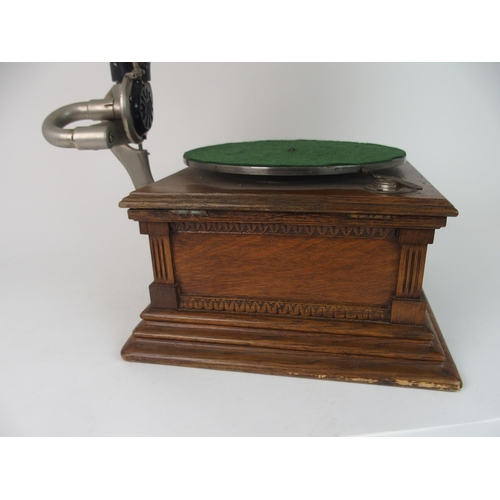 364 - A 20TH CENTURY OAK CASED GRAMOPHONE